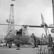 15.06.1961, Poznań, Polska.
Międzynarodowe Targi Poznańskie, mężczyźni oglądają śmigłowiec. 
Fot. Romuald Broniarek/KARTA