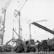 15.06.1961, Poznań, Polska.
Międzynarodowe Targi Poznańskie, wystawa sprzętu budowlanego: koparka i dźwigi.
Fot. Romuald Broniarek/KARTA