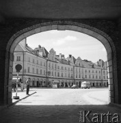 Czerwiec 1961, Lublin, Polska.
Kamienice na Podzamczu, widok z bramy u wylotu ulicy Podwale na Plac Zebrań Ludowych (obecnie Plac Zamkowy).
Fot. Romuald Broniarek/KARTA