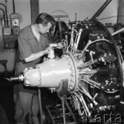 Czerwiec 1961, Lublin, Polska.
Zakłady WSK Świdnik - robotnik podczas pracy.
Fot. Romuald Broniarek/KARTA