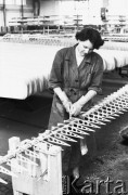 Czerwiec 1961, Lublin, Polska.
Pracownica Zakładów WSK Świdnik w hali produkcyjnej.
Fot. Romuald Broniarek/KARTA