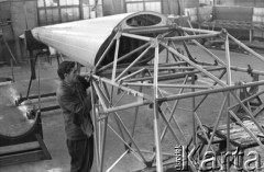 Czerwiec 1961, Lublin, Polska.
Zakłady WSK Świdnik - robotnik podczas pracy.
Fot. Romuald Broniarek/KARTA