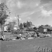 Lipiec 1961, Polska.
Handlarze sprzedający buty.
Fot. Romuald Broniarek/KARTA