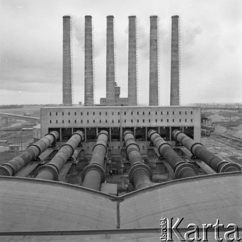 Lipiec 1961, Chełm, Polska.
Kominy Cementowni 