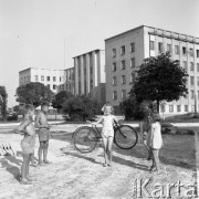 Lipiec 1961, Chełm, Polska.
Dzieci przed Gmachem im. PKWN (przed wojną Gmach Dyrekcji Kolei, od 22 lipca do 1 sierpnia 1944 budynek był siedzibą Polskiego Komitetu Wyzwolenia Narodowego, z jego balkonu odczytano Manifest Lipcowy).
Fot. Romuald Broniarek/KARTA