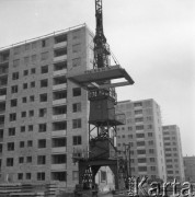 Sierpień 1961, Warszawa, Polska.
Budowa jednego z warszawskich osiedli mieszkaniowych, na pierwszym planie pracujący dźwig.
Fot. Romuald Broniarek/KARTA