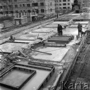 Sierpień 1961, Warszawa, Polska.
Budowa jednego z warszawskich osiedli mieszkaniowych, fundamenty nowego budynku.
Fot. Romuald Broniarek/KARTA