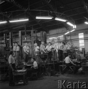 Sierpień 1961, Krosno, Polska. 
Pracownicy Huty Szkła w hali produkcyjnej.
Fot. Romuald Broniarek/KARTA 
