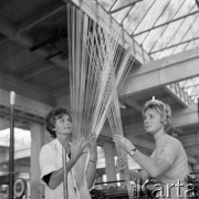 Sierpień 1961, Krosno, Polska. 
Pracownice Huty Szkła demonstrują szklane pręty.
Fot. Romuald Broniarek/KARTA 
