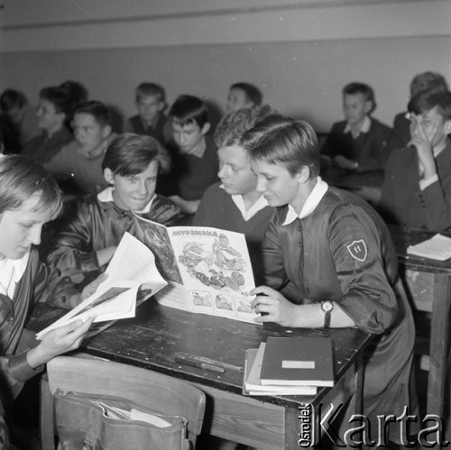 Wrzesień 1961, Warszawa, Polska. 
Uczniowie podczas lekcji rosyjskiego, na pierwszym planie uczennice z pismem Murziłka (Мурзилка).
Fot. Romuald Broniarek/KARTA 
