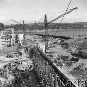 Wrzesień 1961, Dębe k/Warszawy, Polska. 
Budowa stopnia wodnego zamykającego koryto Narwi, dźwigi na placu budowy.
Fot. Romuald Broniarek/KARTA