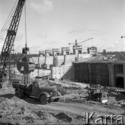 Wrzesień 1961, Dębe k/Warszawy, Polska. 
Budowa stopnia wodnego zamykającego koryto Narwi, spychacz i ciężarówka na placu budowy.
Fot. Romuald Broniarek/KARTA