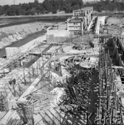 Wrzesień 1961, Dębe k/Warszawy, Polska. 
Budowa stopnia wodnego zamykającego koryto Narwi.
Fot. Romuald Broniarek/KARTA