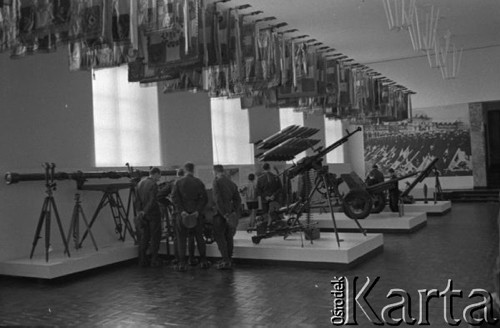 Październik 1961, Warszawa, Polska.
Grupa żołnierzy podczas zwiedzania Muzeum Wojska Polskiego.
Fot. Romuald Broniarek/KARTA