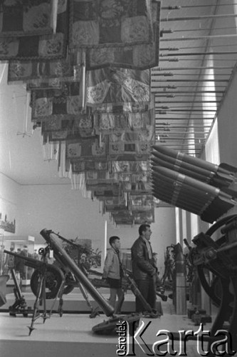 Październik 1961, Warszawa, Polska.
Zwiedzający w jednej z sal Muzeum Wojska Polskiego.
Fot. Romuald Broniarek/KARTA