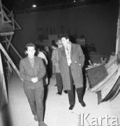 Październik 1961, Łódź, Polska.
Kazimierz Kutz oprowadza radzieckiego reżysera Grigorija Czuchraja po studio filmowym.
Fot. Romuald Broniarek/KARTA