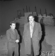 Październik 1961, Łódź, Polska.
Kazimierz Kutz oprowadza radzieckiego reżysera Grigorija Czuchraja po studio filmowym.
Fot. Romuald Broniarek/KARTA