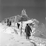 18-27.02.1962, Kasprowy Wierch, Polska. 
Turyści na Kasprowym Wierchu, w tle obserwatorium meteorologiczne.
Fot. Romuald Broniarek/KARTA
