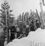 18-27.02.1962, Zakopane, Polska. 
Konkurs skoków podczas Mistrzostw Świata w Narciarstwie Klasycznym, zawodnicy z nartami. 
Fot. Romuald Broniarek/KARTA