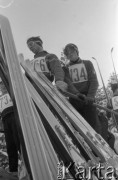 18-27.02.1962, Zakopane, Polska. 
Konkurs skoków podczas Mistrzostw Świata w Narciarstwie Klasycznym, zawodnicy z nartami. 
Fot. Romuald Broniarek/KARTA