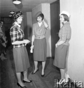 Marzec 1962, Warszawa, Polska.
Modelki prezentują stroje z kolekcji Mody Polskiej.
Fot. Romuald Broniarek/KARTA