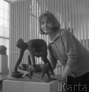 Marzec 1962, Warszawa, Polska.
Radziecka modelka pozuje do fotografii obok rzeźby przedstawiającej kobietę i prosiaka.
Fot. Romuald Broniarek/KARTA