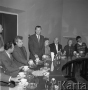 1962, Warszawa, Polska.
Siedziba Towarzystwa Przyjaźni Polsko-Radzieckiej - spotkanie polskich artystów z radzieckim dramaturgiem Aleksiejem Arbuzowem (siedzi drugi od lewej), z prawej siedzi Adam Hanuszkiewicz.
Fot. Romuald Broniarek/KARTA