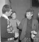 1962, Warszawa, Polska.
Siedziba Towarzystwa Przyjaźni Polsko-Radzieckiej - spotkanie polskich artystów z radzieckim dramaturgiem Aleksiejem Arbuzowem, z lewej stoi Adam Hanuszkiewicz.
Fot. Romuald Broniarek/KARTA