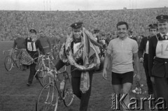 18.05.1962, Warszawa, Polska.
Meta Wyścigu Pokoju na Stadionie Dziesięciolecia, w środku idzie zwycięzca wyścigu - Gajnan Sajdhużin. 
Fot. Romuald Broniarek/KARTA,