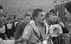 18.05.1962, Warszawa, Polska.
Meta Wyścigu Pokoju na Stadionie Dziesięciolecia, w środku idzie zwycięzca wyścigu - radziecki kolarz Gajnan Sajdhużin. 
Fot. Romuald Broniarek/KARTA,