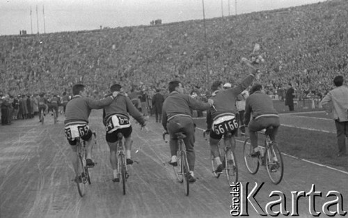 18.05.1962, Warszawa, Polska.
Meta Wyścigu Pokoju na Stadionie Dziesięciolecia.
Fot. Romuald Broniarek/KARTA,