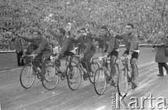 18.05.1962, Warszawa, Polska.
Meta Wyścigu Pokoju na Stadionie Dziesięciolecia.
Fot. Romuald Broniarek/KARTA,