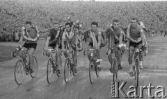 18.05.1962, Warszawa, Polska.
Meta Wyścigu Pokoju na Stadionie Dziesięciolecia, trzeci od lewej jedzie zwycięzca wyścigu - Gajnan Sajdhużin. 
Fot. Romuald Broniarek/KARTA,