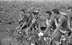 18.05.1962, Warszawa, Polska.
Meta Wyścigu Pokoju na Stadionie Dziesięciolecia, trzeci od lewej jedzie zwycięzca wyścigu - Gajnan Sajdhużin. 
Fot. Romuald Broniarek/KARTA,