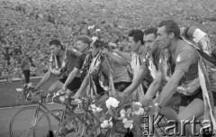 18.05.1962, Warszawa, Polska.
Meta Wyścigu Pokoju na Stadionie Dziesięciolecia, trzeci od lewej jedzie zwycięzca wyścigu - Gajnan Sajdhużin. 
Fot. Romuald Broniarek/KARTA,