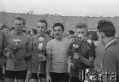 18.05.1962, Warszawa, Polska.
Meta Wyścigu Pokoju na Stadionie Dziesięciolecia, w środku stoi zwycięzca wyścigu - radziecki kolarz Gajnan Sajdhużin. 
Fot. Romuald Broniarek/KARTA,