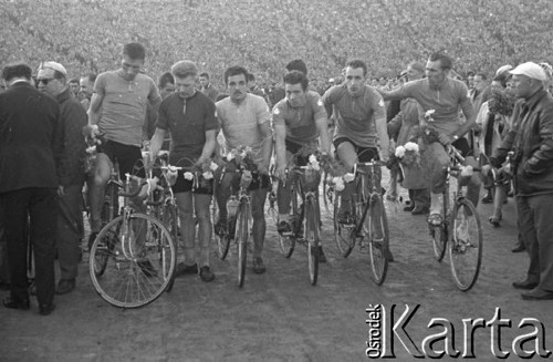 18.05.1962, Warszawa, Polska.
Meta Wyścigu Pokoju na Stadionie Dziesięciolecia, trzeci od lewej stoi zwycięzca wyścigu - Gajnan Sajdhużin. 
Fot. Romuald Broniarek/KARTA,