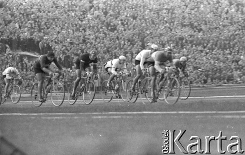 18.05.1962, Warszawa, Polska.
Kolarze wjeżdżają na metę Wyścigu Pokoju na Stadionie Dziesięciolecia.
Fot. Romuald Broniarek/KARTA,