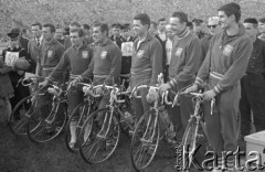 18.05.1962, Warszawa, Polska.
Polscy zawodnicy na mecie Wyścigu Pokoju na Stadionie Dziesięciolecia.
Fot. Romuald Broniarek/KARTA,