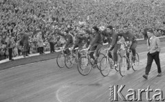 18.05.1962, Warszawa, Polska.
Polscy zawodnicy na mecie Wyścigu Pokoju na Stadionie Dziesięciolecia.
Fot. Romuald Broniarek/KARTA,