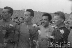18.05.1962, Warszawa, Polska.
Meta Wyścigu Pokoju na Stadionie Dziesięciolecia, drugi od prawej stoi zwycięzca wyścigu - Gajnan Sajdhużin. 
Fot. Romuald Broniarek/KARTA,