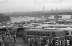 18.05.1962, Warszawa, Polska.
Zakończenie Wyścigu Pokoju na Stadionie Dziesięciolecia - samochody na parkingu. 
Fot. Romuald Broniarek/KARTA