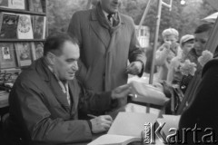 Maj 1962, Warszawa, Polska.
Radziecki pisarz - Walentin Katajew podpisuje swoje książki podczas Międzynarodowych Targów Książki.
Fot. Romuald Broniarek/KARTA