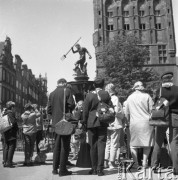 Czerwiec 1962, Gdańsk, Polska.
Grupa turystów obok Fontanny Neptuna.
Fot. Romuald Broniarek/KARTA