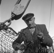 Czerwiec 1962, Władysławowo, Polska.
Rybak naprawiający sieci.
Fot. Romuald Broniarek/KARTA