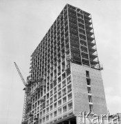 Czerwiec 1962, Warszawa, Polska.
Budowa Domu Studenckiego Riviera (według projektu architektów Kazimierza Thora i Józefa Bubicza).
Fot. Romuald Broniarek/KARTA