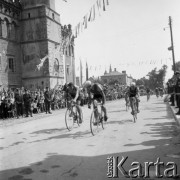 Lipiec 1962, Sandomierz, Polska. 
Międzynarodowy Wyścig Przyjażni Polsko-Radzieckiej im. W. Skopenki- grupa kolarzy na ulicy.
Fot. Romuald Broniarek, zbiory Ośrodka KARTA