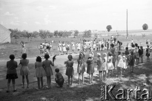 Lipiec 1962, Sandomierz (okolice), Polska. 
Międzynarodowy Wyścig Przyjaźni Polsko-Ukraińskiej im. płk Wasyla Skopenki - wiejskie dzieci dopingują zawodników.
Fot. Romuald Broniarek/KARTA