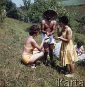 Sierpień 1962, Sandomierz, Polska. 
Międzynarodowy Obóz Studencki, studenci zbierają owoce w sadzie.
Fot. Romuald Broniarek/KARTA