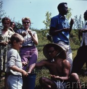 Sierpień 1962, Sandomierz, Polska. 
Międzynarodowy Obóz Studencki, chłopiec częstuje wiśniami grupę studentów.
Fot. Romuald Broniarek/KARTA